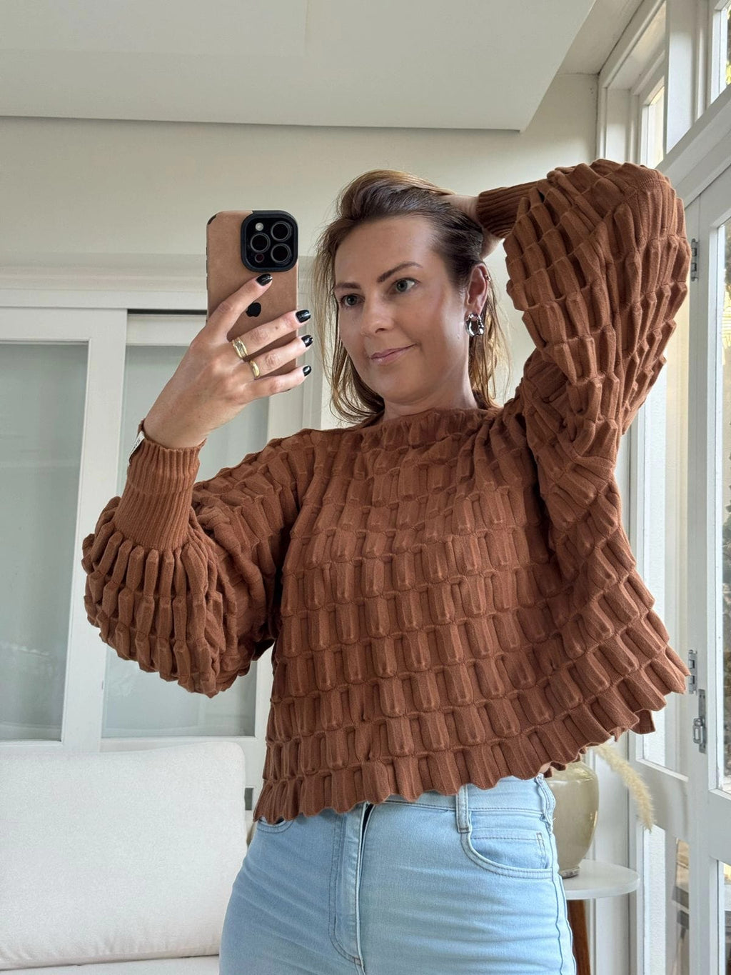 BLUSA MULLET EM PONTO LAKA COM GOLA CANOA E MANGAS DE CAVA QUADRADA BIAMAR