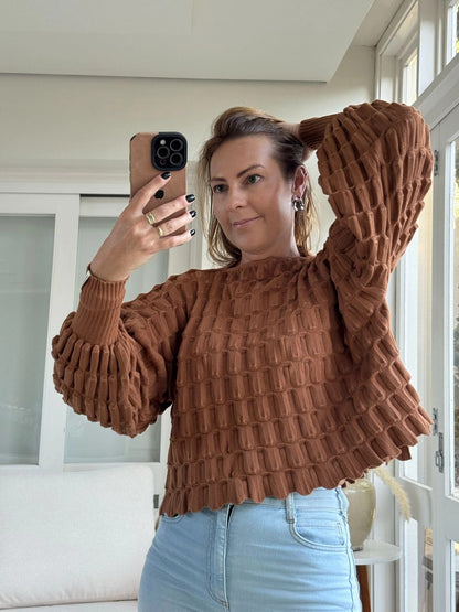 BLUSA MULLET EM PONTO LAKA COM GOLA CANOA E MANGAS DE CAVA QUADRADA BIAMAR