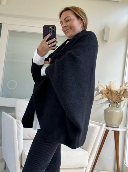 CAPA COM LAPELA ALONGADA E SEM FECHAMENTO BIAMAR