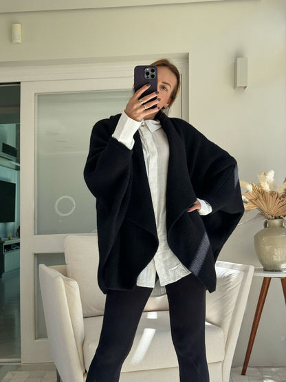 CAPA COM LAPELA ALONGADA E SEM FECHAMENTO BIAMAR