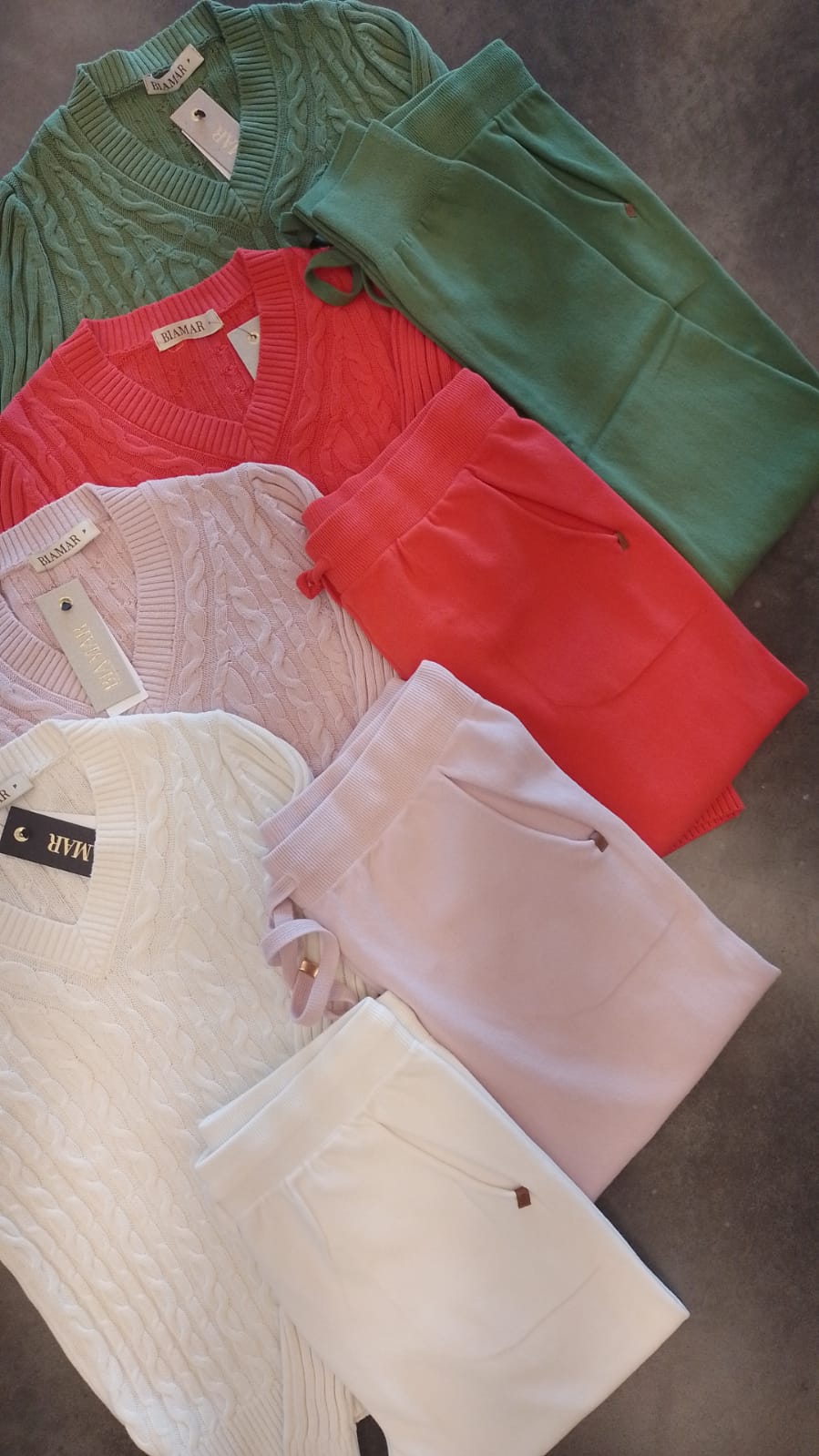 BLUSA BIAMAR DE TRANÇAS E MANGA CANELADA DECOTE V