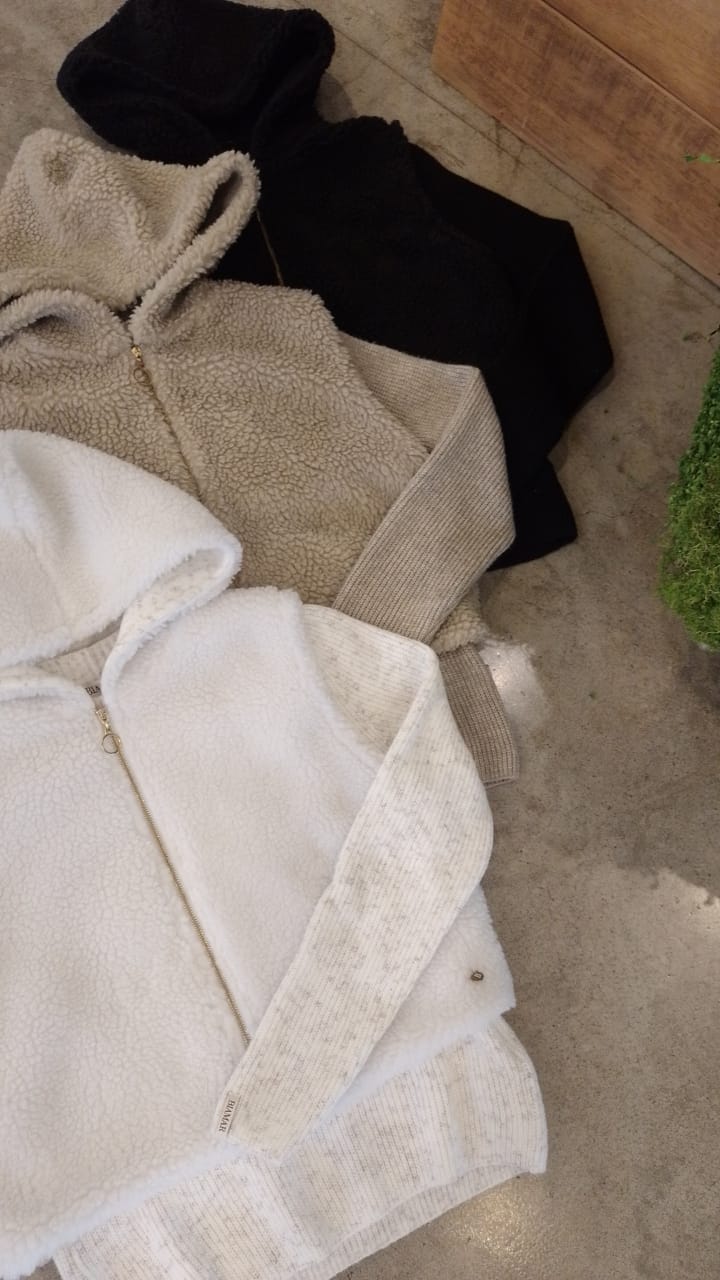 BLUSA COM COLETE REMOVÍVEL EM PELE FAKE BIAMAR