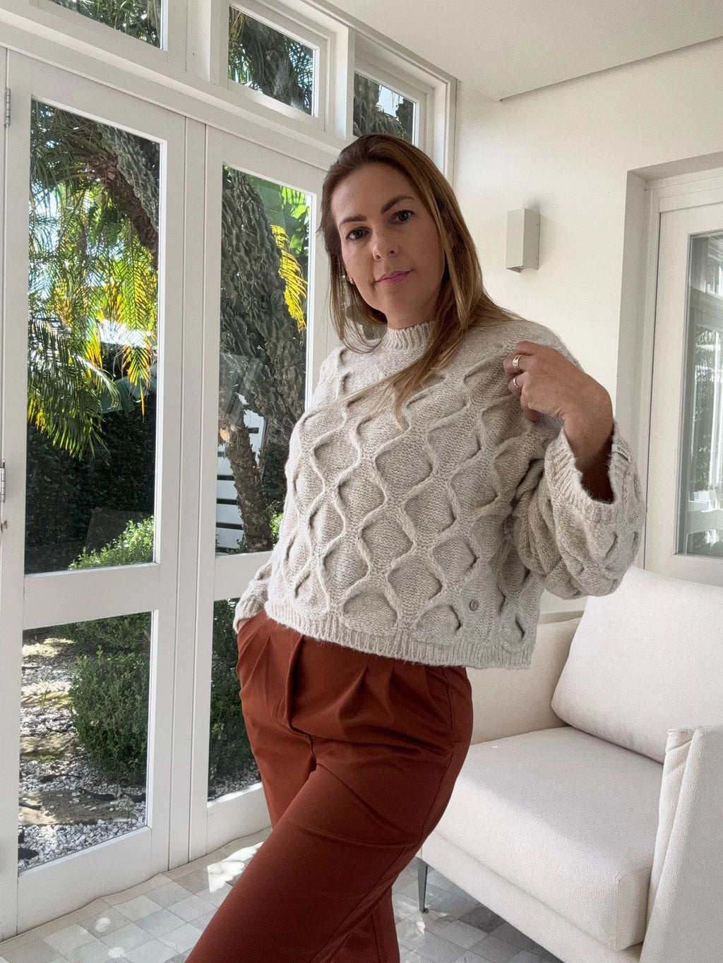BLUSA CROPPED EM PONTO LOSANGO COM GOLA REDONDA E MANGAS DE CAVA POSTA BIAMAR