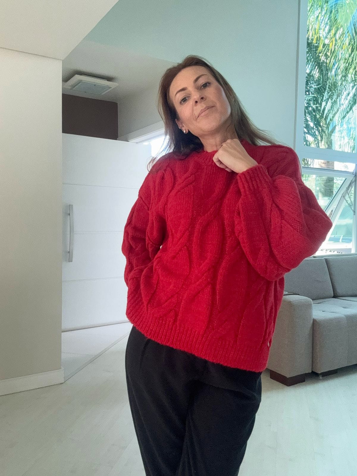 BLUSA COM GOLA REDONDA, PONTO TRANÇADO LARGO E PUNHOS CANELADOS BIAMAR