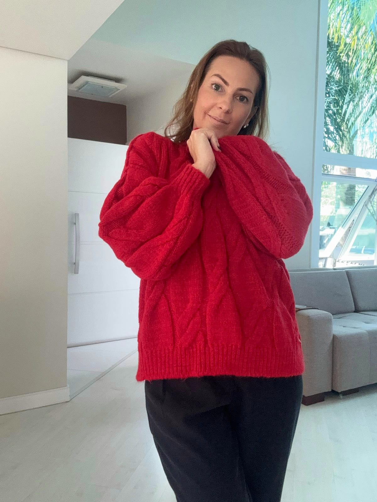 BLUSA COM GOLA REDONDA, PONTO TRANÇADO LARGO E PUNHOS CANELADOS BIAMAR