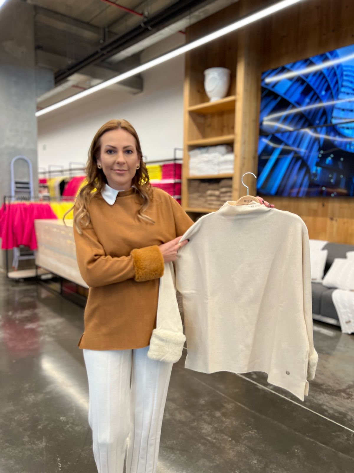 BLUSA ALONGADA COM APLICAÇÃO DE PELE FAKE, RECORTES LATERAIS E GOLA MÉDIA BIAMAR
