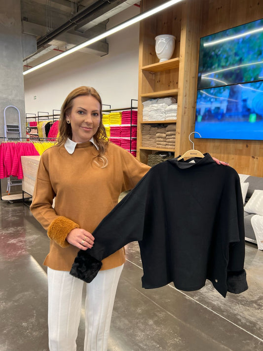 BLUSA ALONGADA COM APLICAÇÃO DE PELE FAKE, RECORTES LATERAIS E GOLA MÉDIA BIAMAR