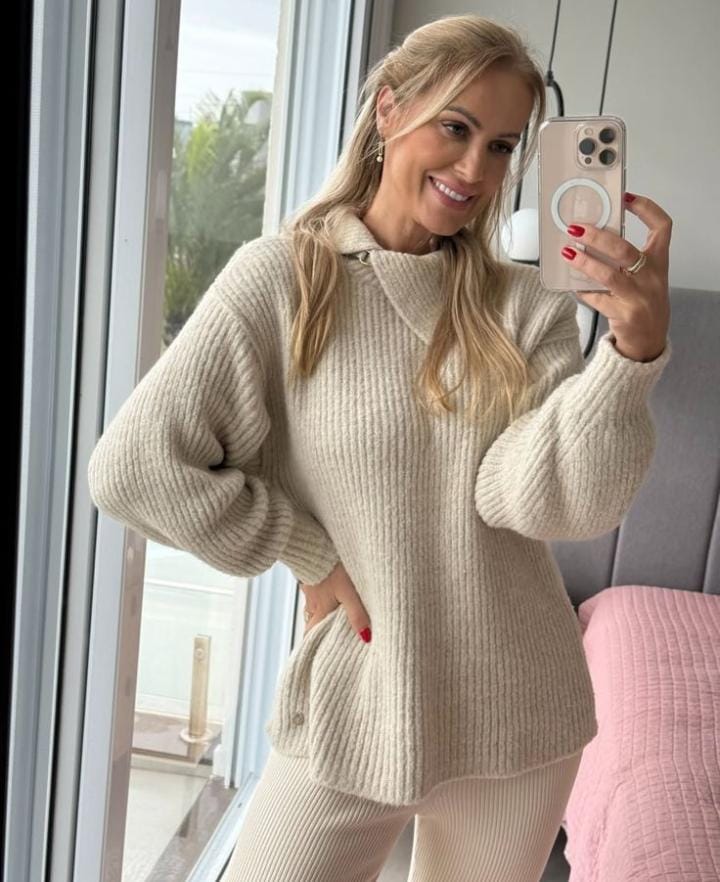 BLUSA ALONGADA CANELADA COM DETALHE DE GANCHO NA GOLA