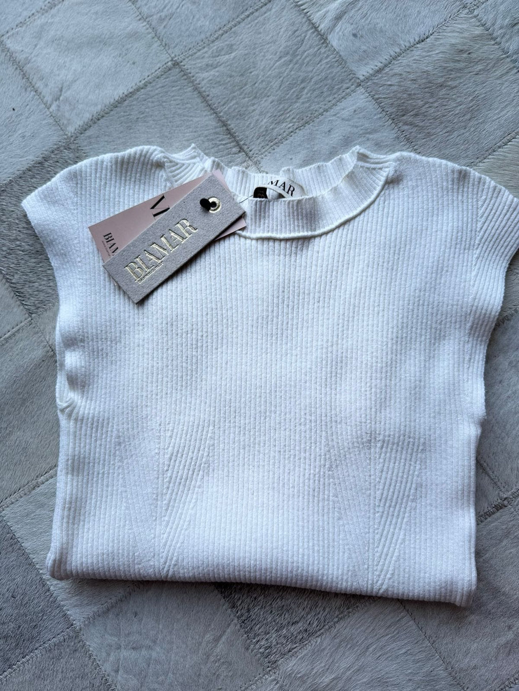 VESTIDO BIAMAR COMPRIMENTO MIDI CANELADO COM FENDA NA PARTE DE TRÁS