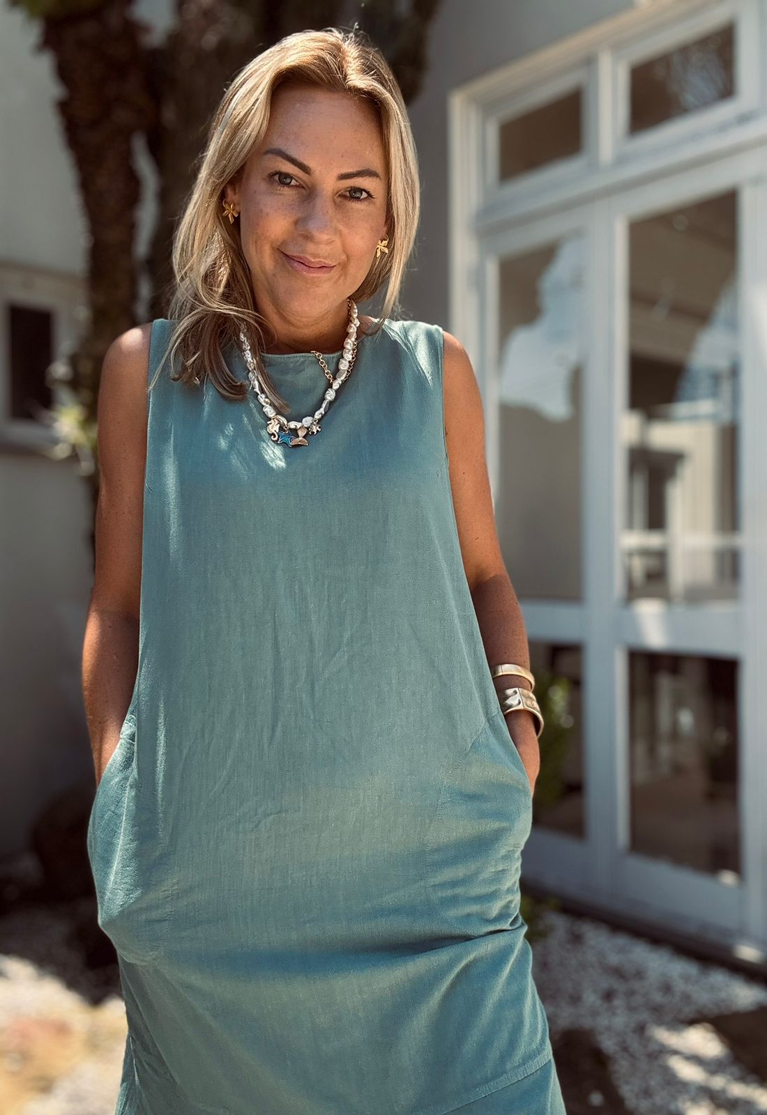 Vestido Biamar em sarja com bolso e barra de babado