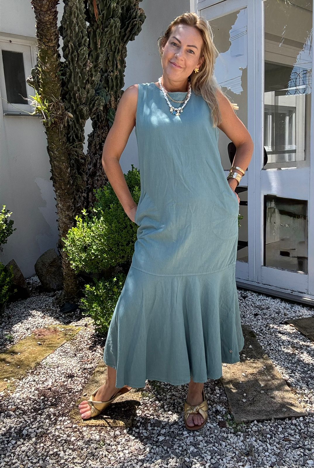 Vestido Biamar em sarja com bolso e barra de babado