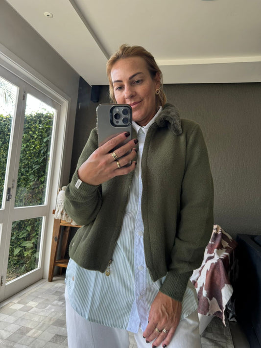 2 EM 1 CASACO FIO PLUMA COM PELE GOLA E FECHAMENTO EM ZIPER COM SOBREPOSIÇÃO