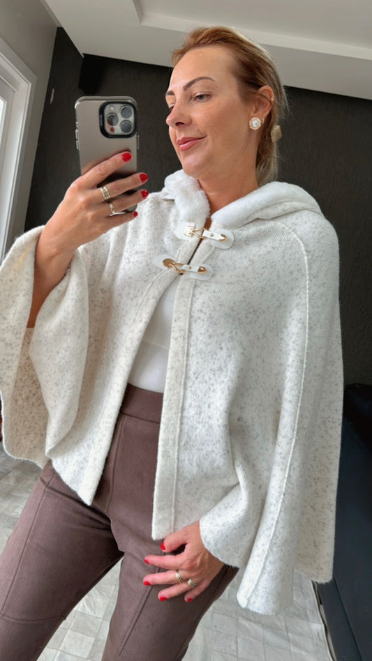 Capa com fechamento em alamar e capuz com pele fake Biamar 12398