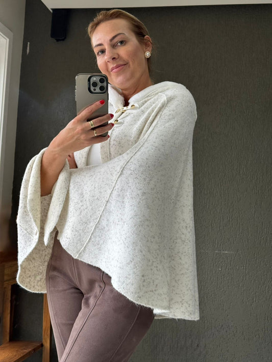 Capa com fechamento em alamar e capuz com pele fake Biamar 12398