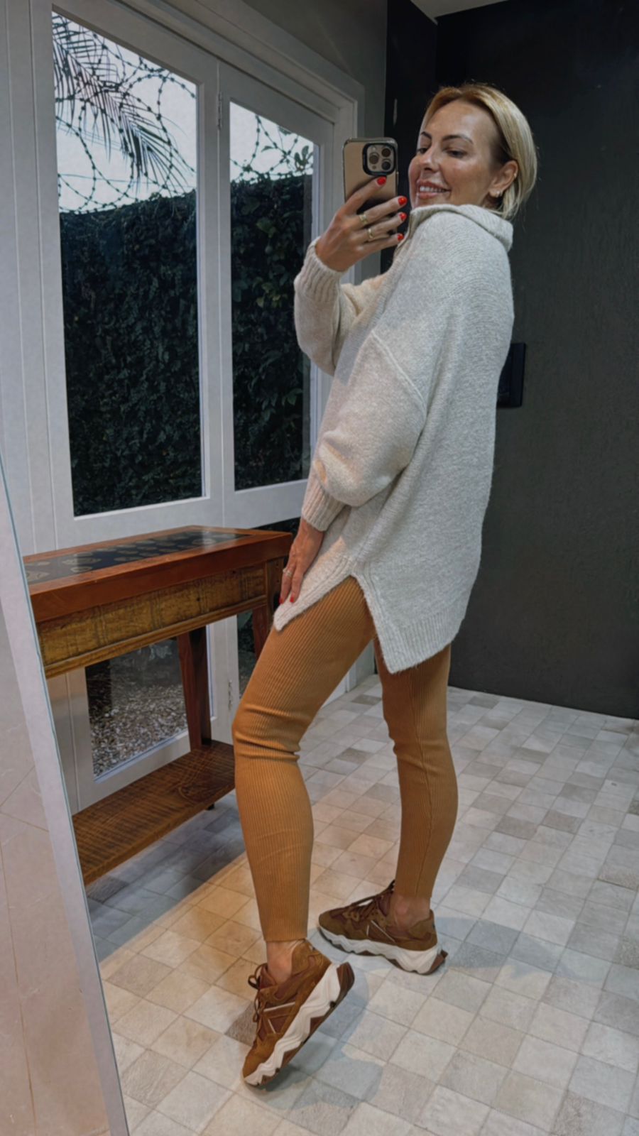 Blusa oversized com zíper na gola e fenda lateral 11953