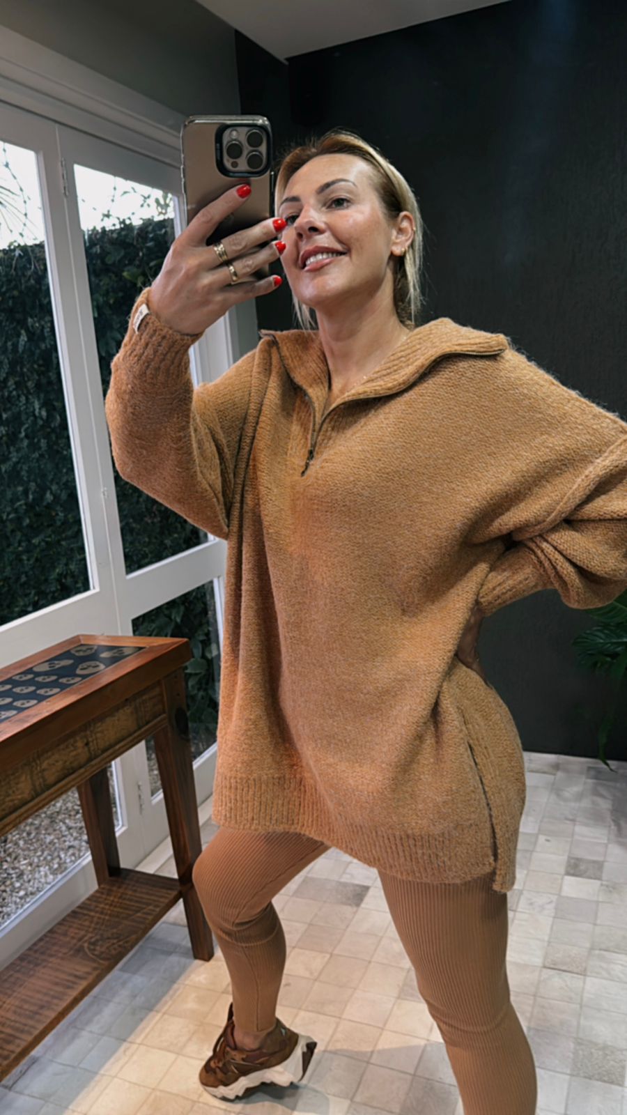 Blusa oversized com zíper na gola e fenda lateral 11953