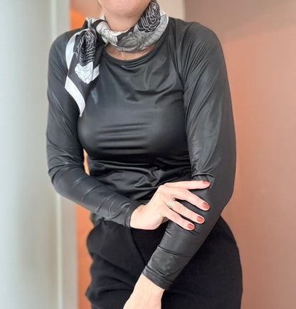 Blusa Biamar em tecido vinil com elastano e gola redonda 12258
