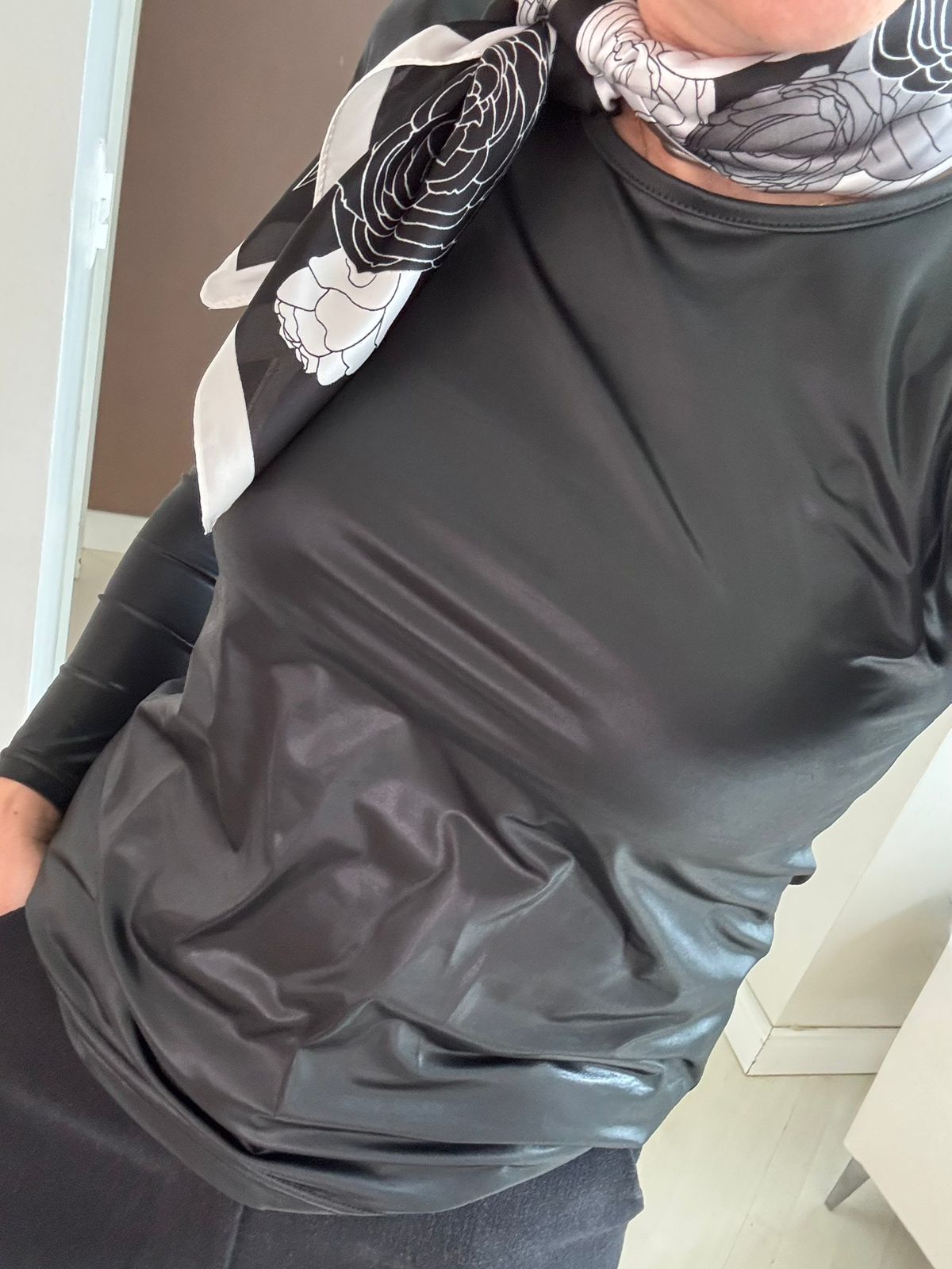 Blusa Biamar em tecido vinil com elastano e gola redonda 12258