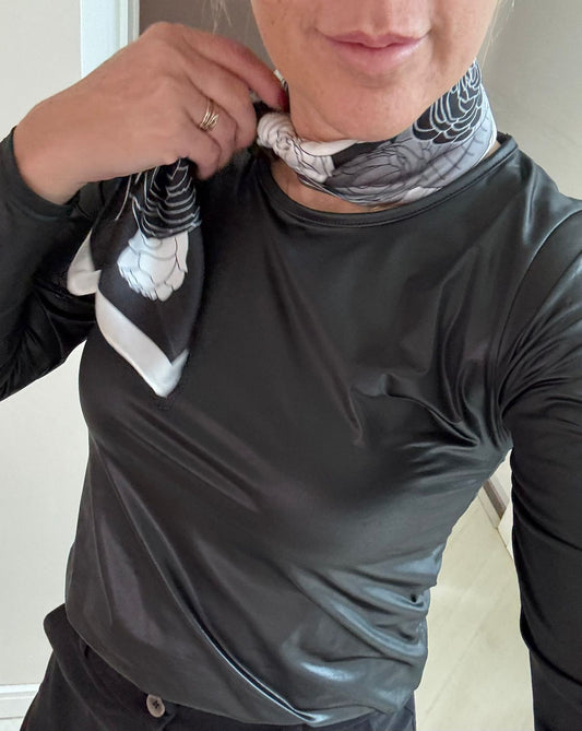 Blusa Biamar em tecido vinil com elastano e gola redonda 12258