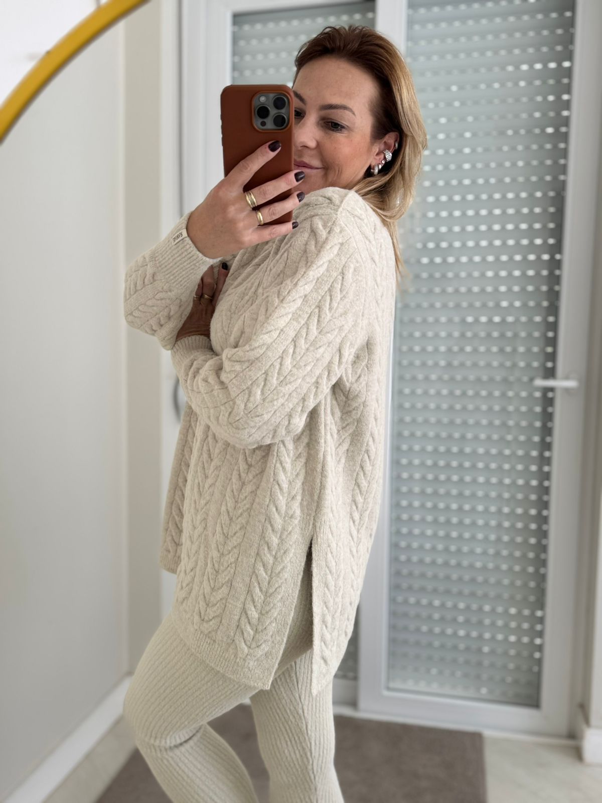 Blusa Biamar em Fio Pluma - alongada com fenda nas laterais.