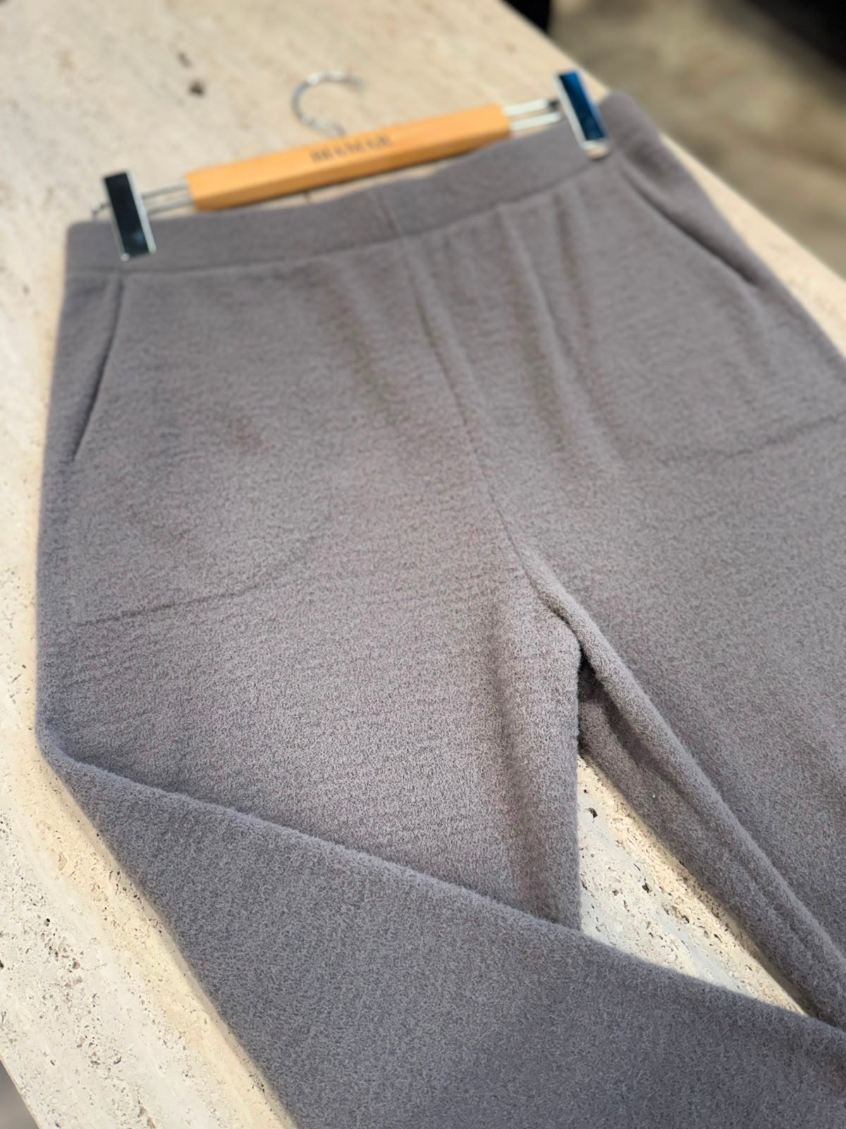 Calça em fio pluma com bolsos laterais e elástico na cintura Biamar 12435