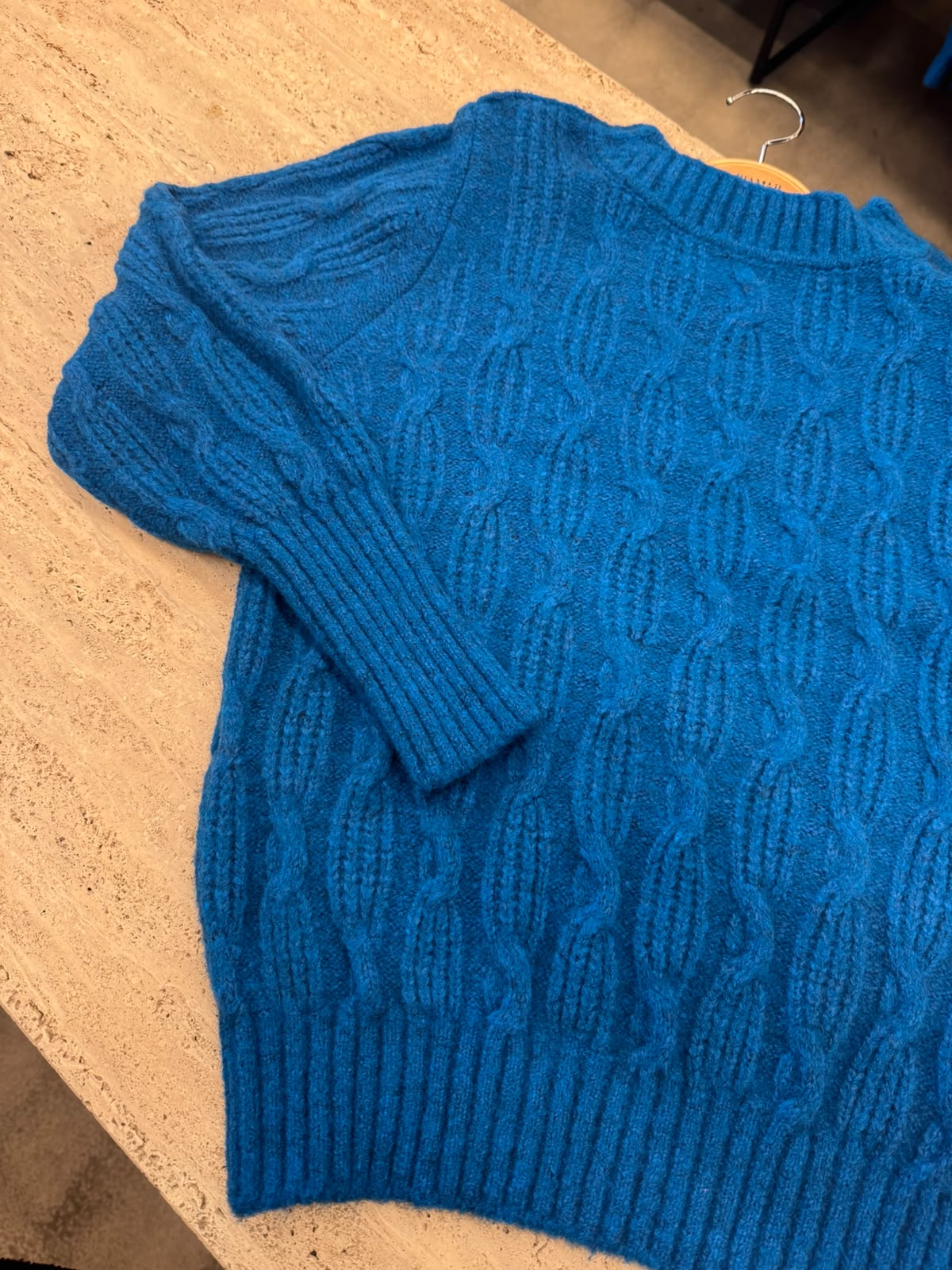Blusa com trama trabalhada e gola redonda Biamar 12438