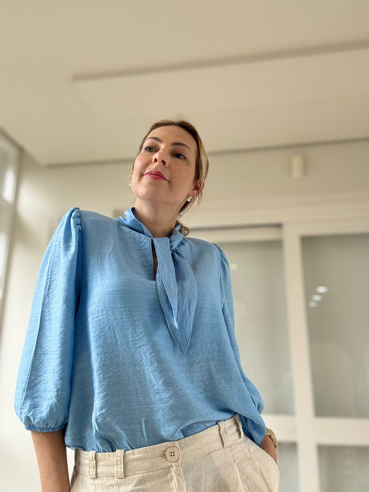 Blusa com amarração no decote e detalhe de manga Biamar 12336