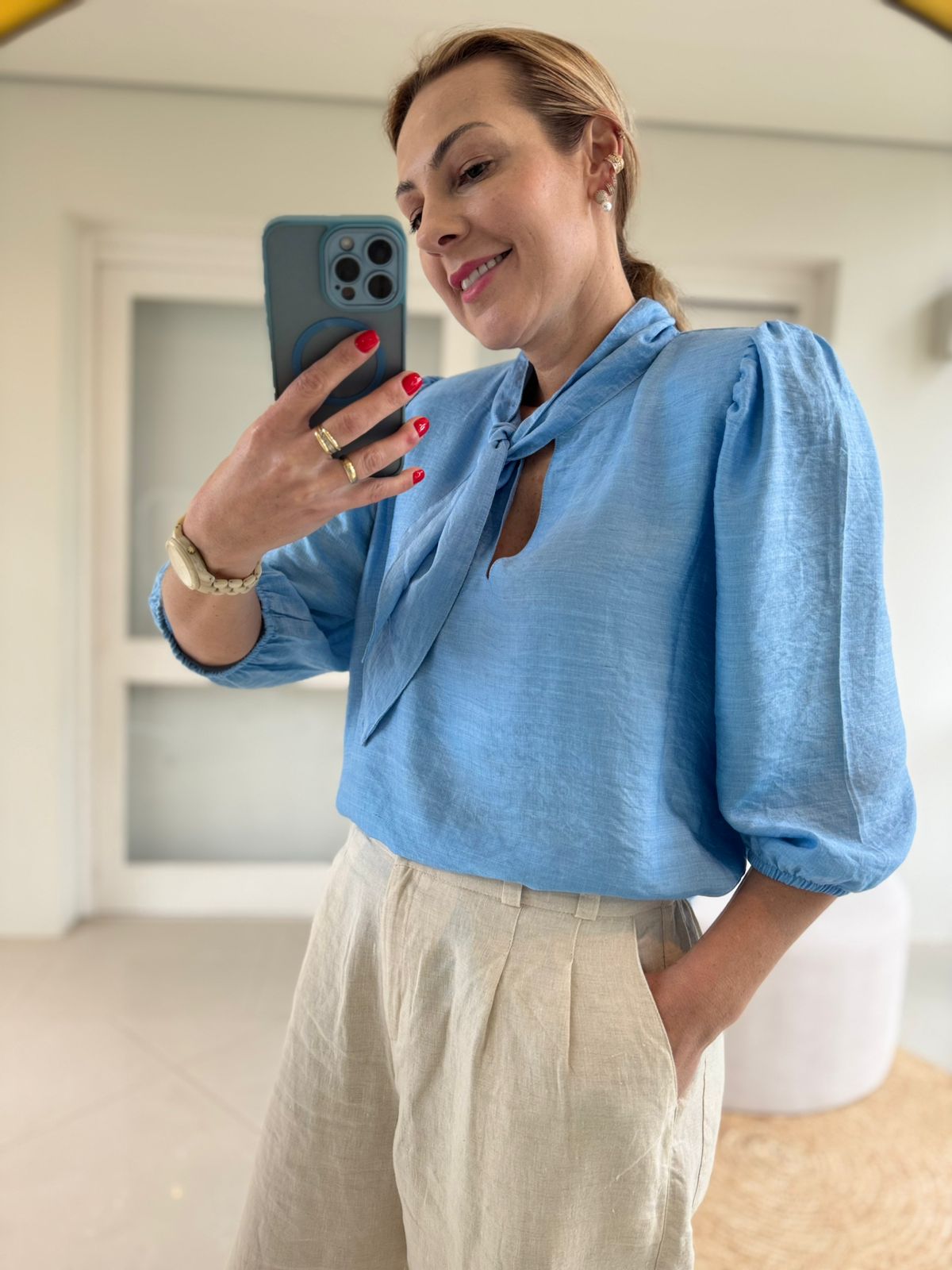 Blusa com amarração no decote e detalhe de manga Biamar 12336