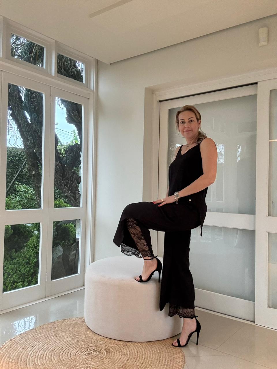 Calça de alfaiataria com detalhe em renda Biamar 12323