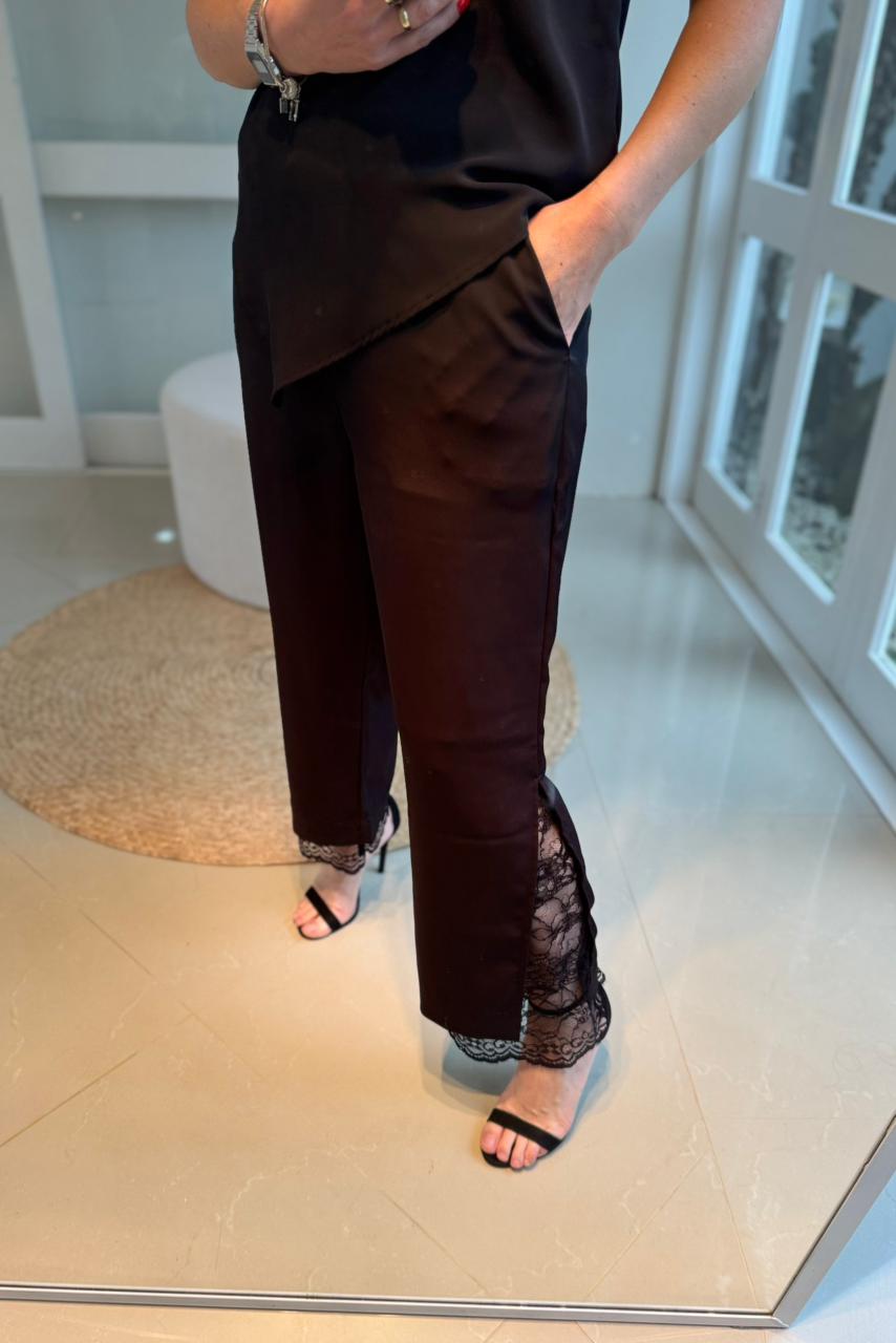 Calça de alfaiataria com detalhe em renda Biamar 12323