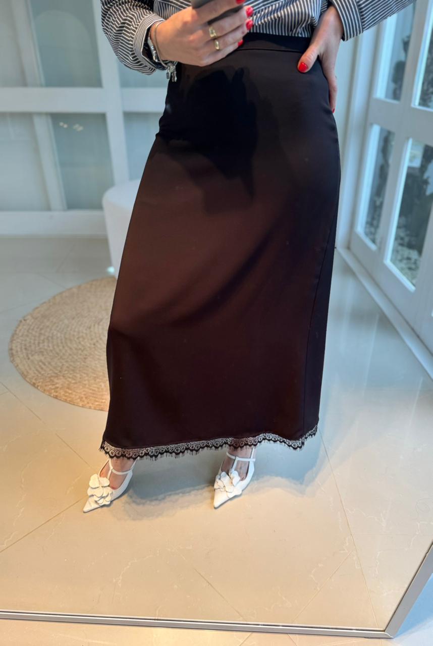 Saia midi com aplicação de renda na barra Biamar 12328