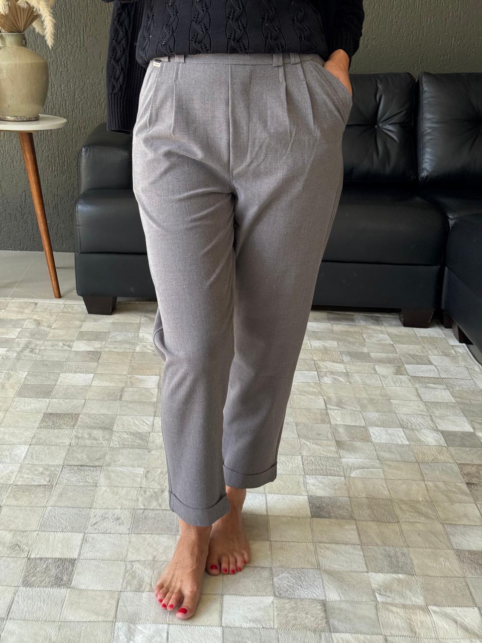 CALÇA COM PREGAS, BARRAS DOBRADAS E BOLSO FACA COM DETALHE BIAMAR 11571