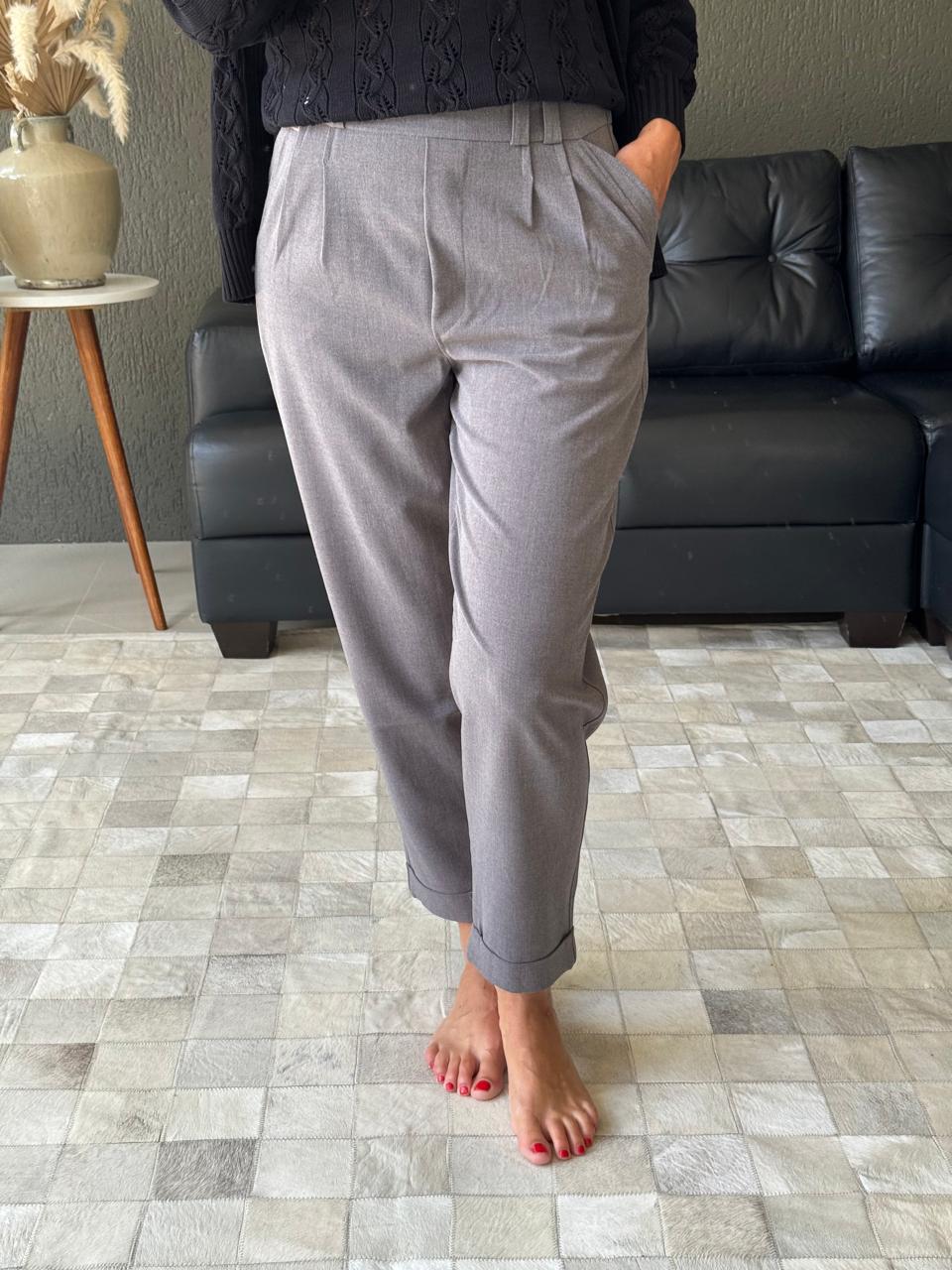 CALÇA COM PREGAS, BARRAS DOBRADAS E BOLSO FACA COM DETALHE BIAMAR 11571