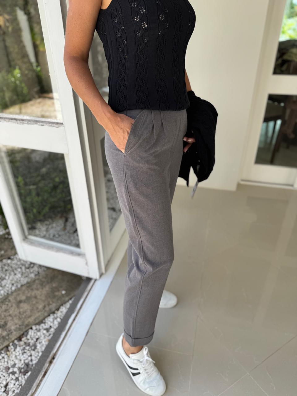 CALÇA COM PREGAS, BARRAS DOBRADAS E BOLSO FACA COM DETALHE BIAMAR 11571