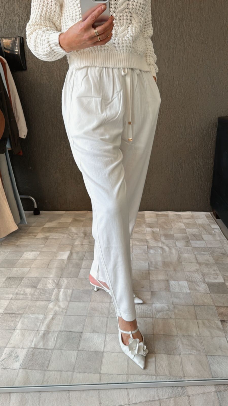 CALÇA RETA COM BOLSOS FACA E CORDÃO AJUSTÁVEL BIAMAR
