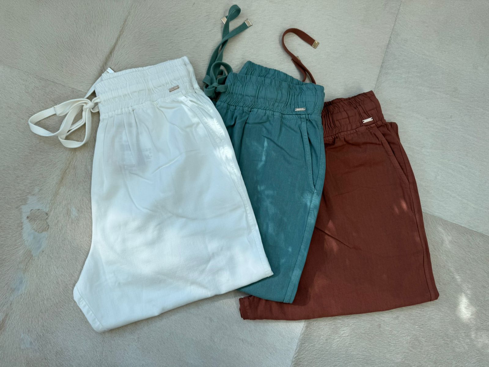 CALÇA RETA COM BOLSOS FACA E CORDÃO AJUSTÁVEL BIAMAR