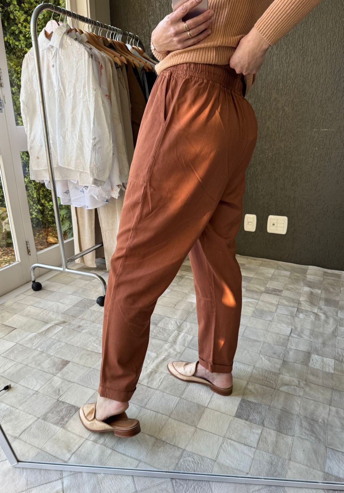 CALÇA RETA COM BOLSOS SOBREPOSTOS, CORDÃO AJUSTÁVEL E BARRA DOBRADA BIAMAR