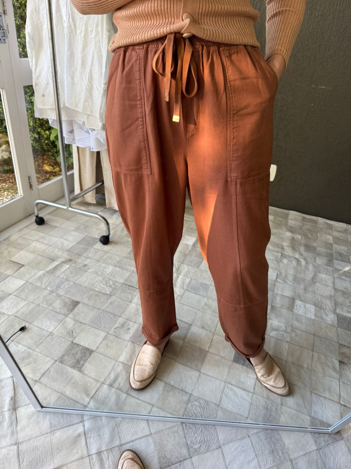 CALÇA RETA COM BOLSOS SOBREPOSTOS, CORDÃO AJUSTÁVEL E BARRA DOBRADA BIAMAR