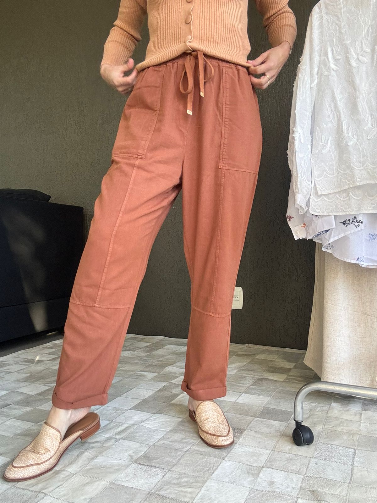 CALÇA RETA COM BOLSOS SOBREPOSTOS, CORDÃO AJUSTÁVEL E BARRA DOBRADA BIAMAR