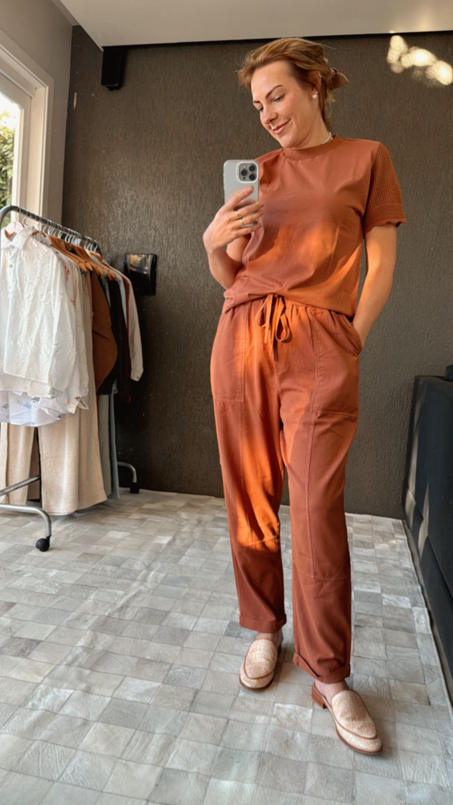 CALÇA RETA COM BOLSOS SOBREPOSTOS, CORDÃO AJUSTÁVEL E BARRA DOBRADA BIAMAR