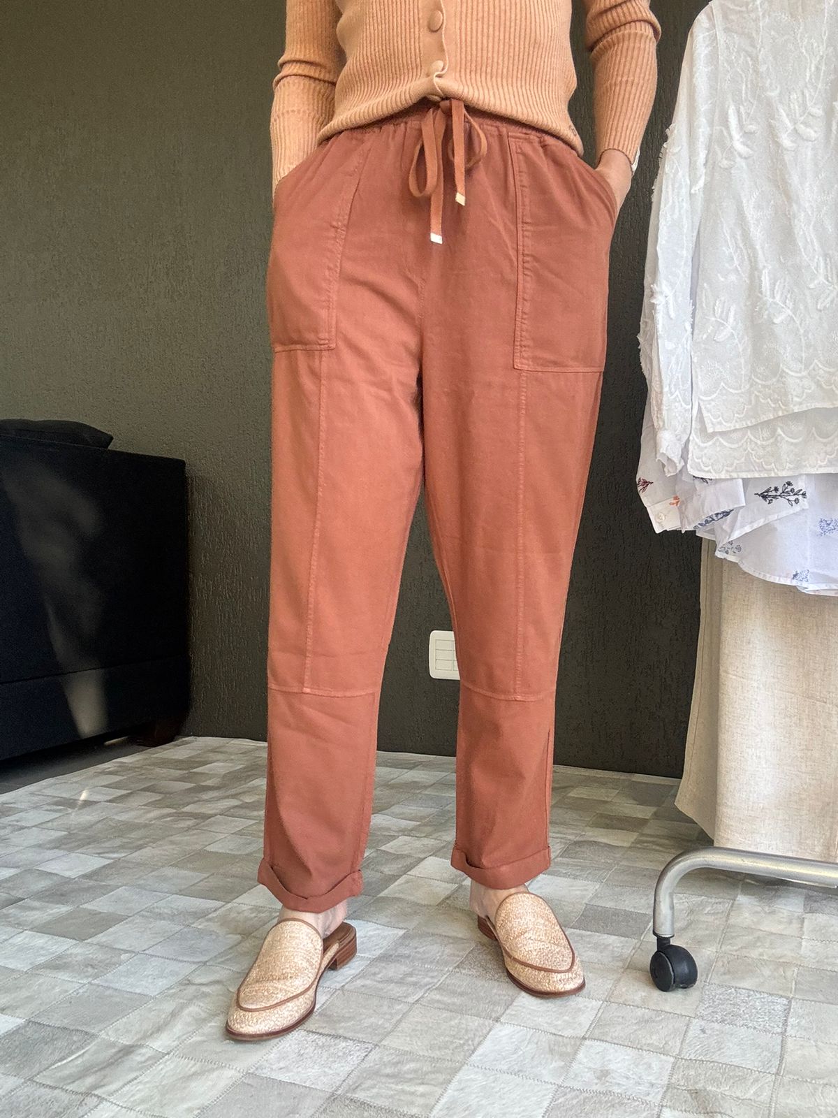 CALÇA RETA COM BOLSOS SOBREPOSTOS, CORDÃO AJUSTÁVEL E BARRA DOBRADA BIAMAR