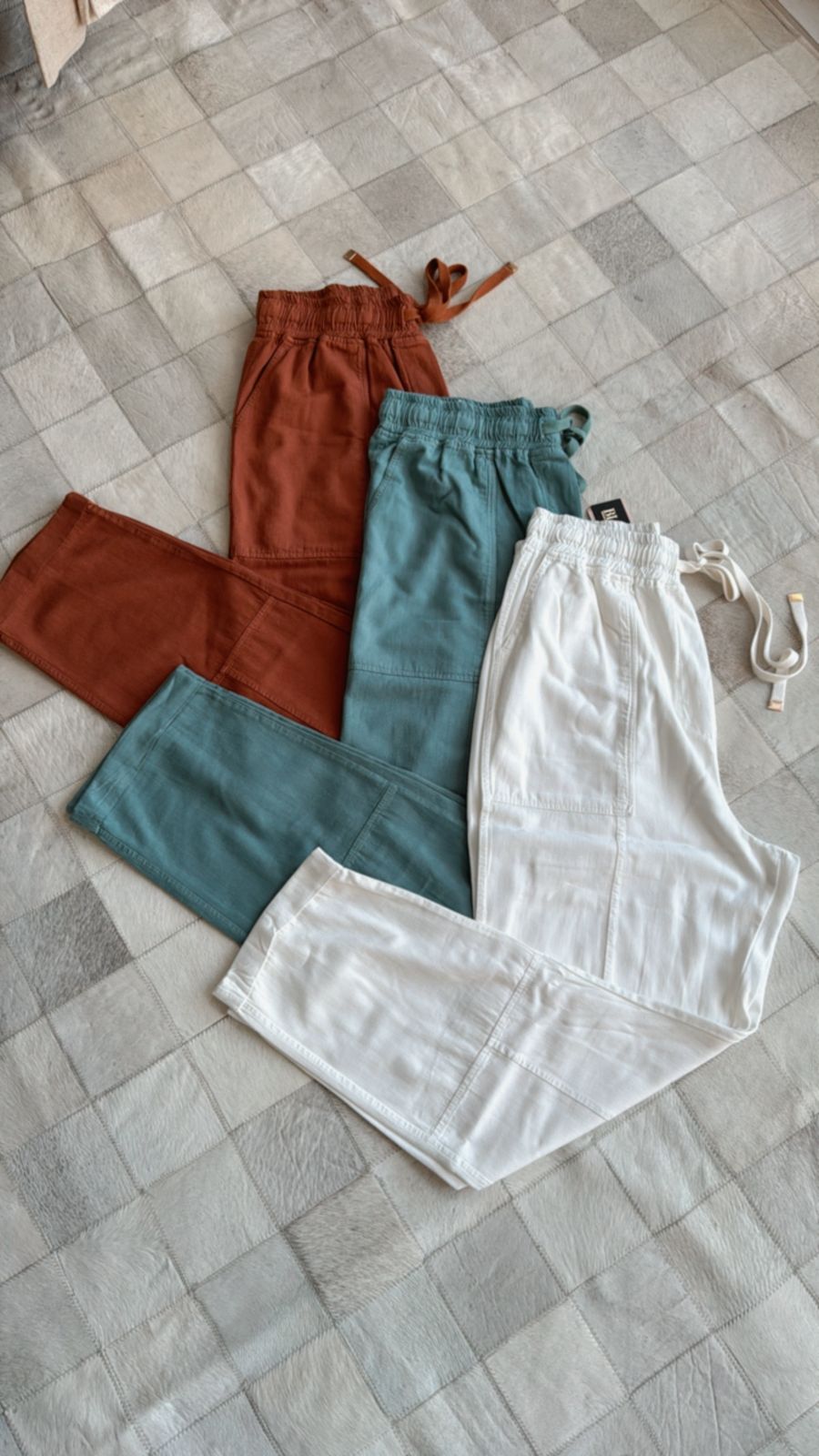 CALÇA RETA COM BOLSOS SOBREPOSTOS, CORDÃO AJUSTÁVEL E BARRA DOBRADA BIAMAR
