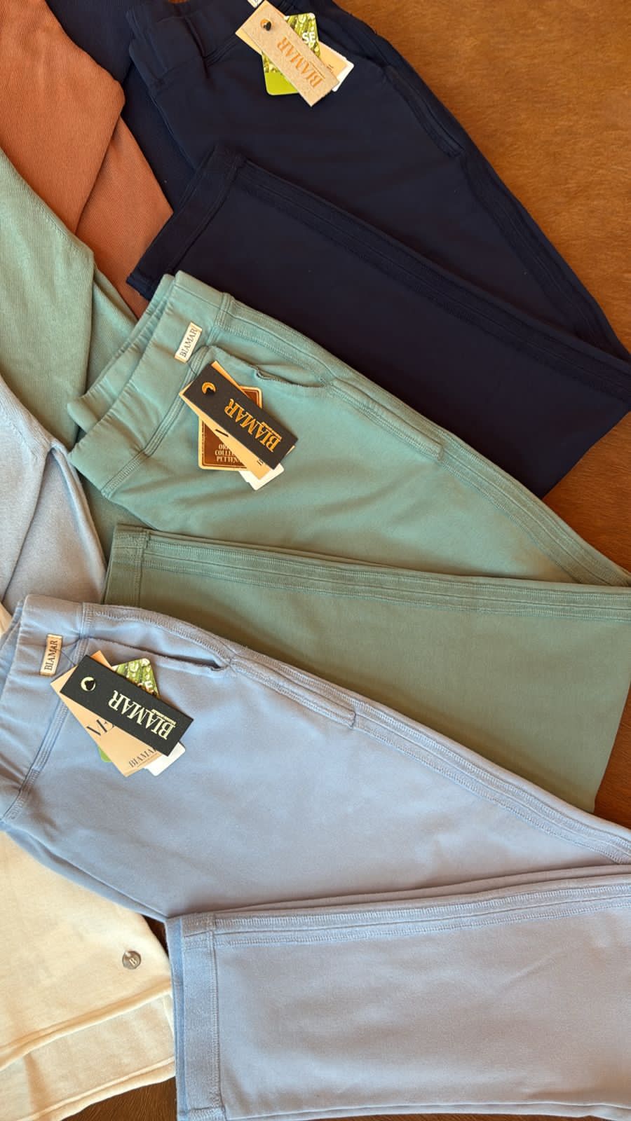 CALÇA MOLETOM COM BOLSO E DETALHE AVESSO LATERAL E BARRA BIAMAR
