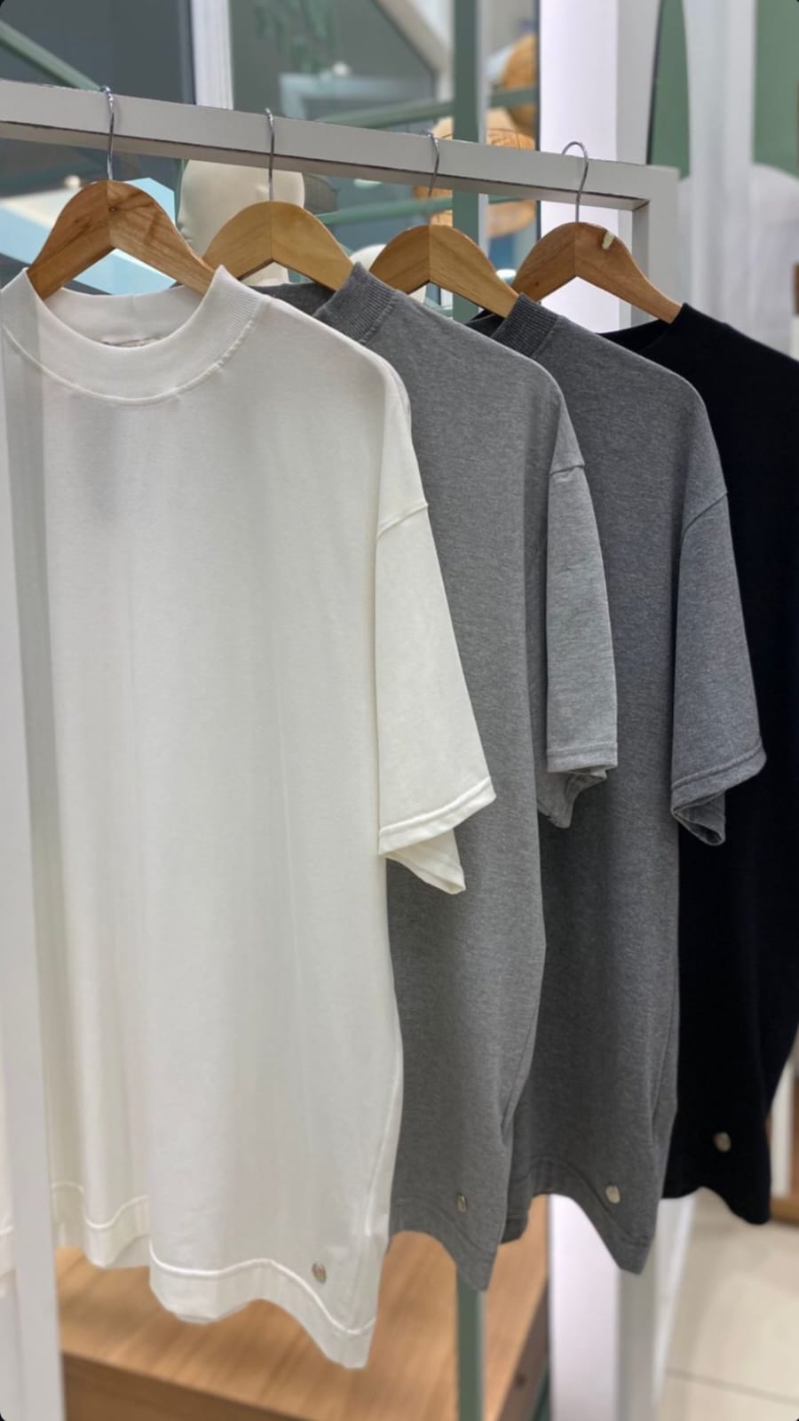 BLUSA OVERSIZED MANGA CURTA COM GOLA REDONDA E DETALHE EM TRICÔ BIAMAR 12094