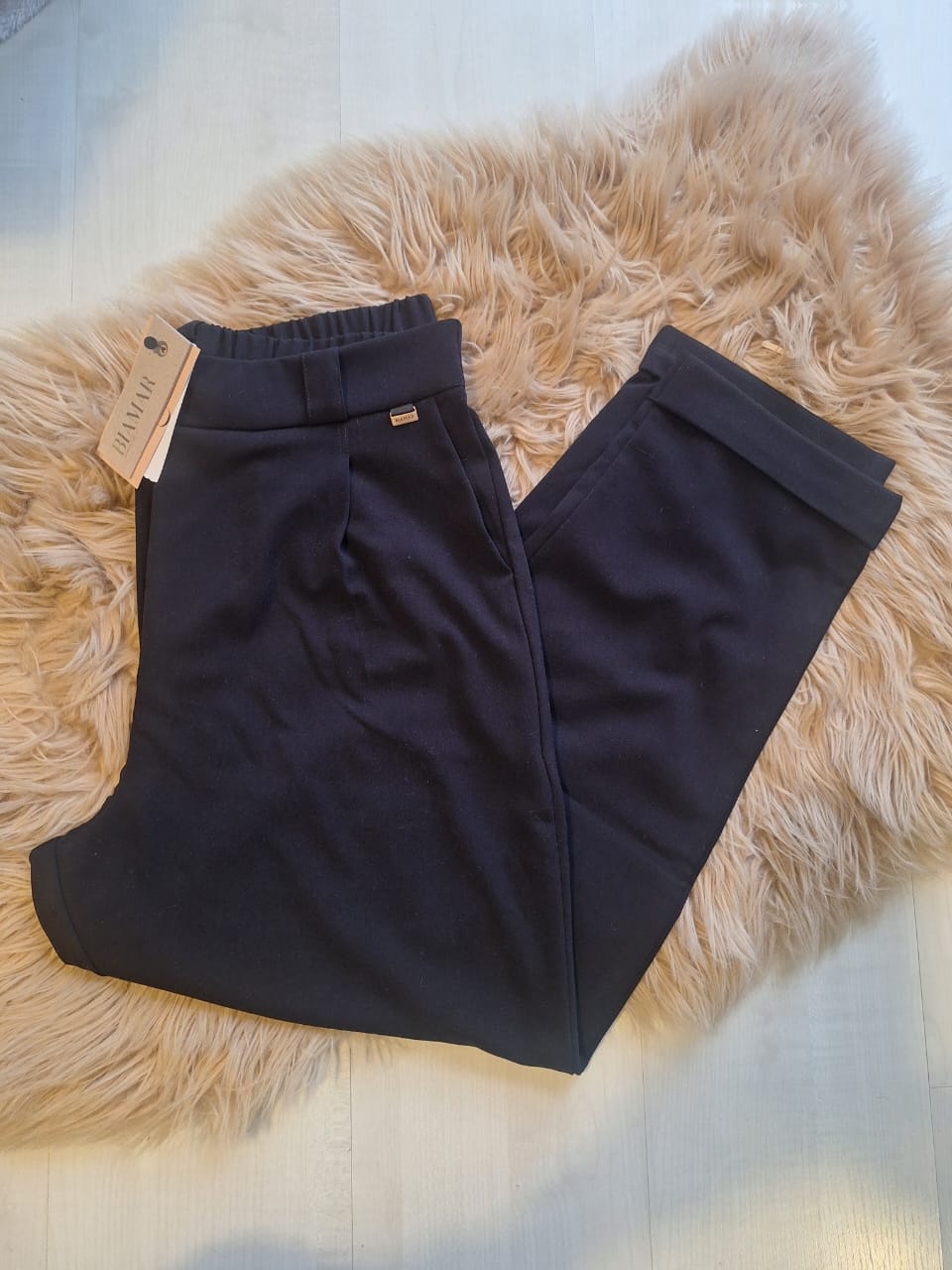 CALÇA EM ALFAIATARIA COM BOLSOS FACA E BARRA DOBRADA BIAMAR