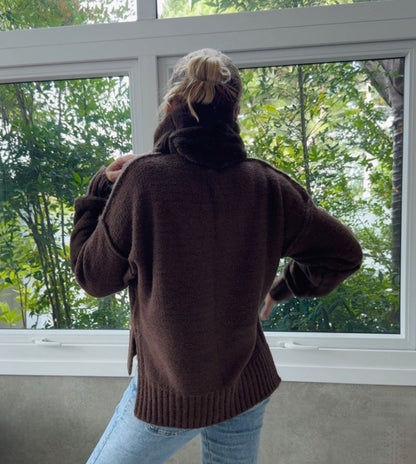 BLUSA COM PELE NO PUNHO E NA GOLA (REMOVÍVEL) FENDA LATERAL