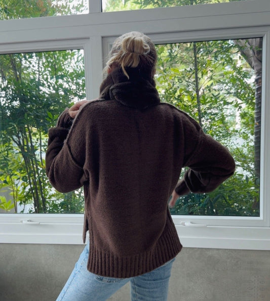 BLUSA COM PELE NO PUNHO E NA GOLA (REMOVÍVEL) FENDA LATERAL