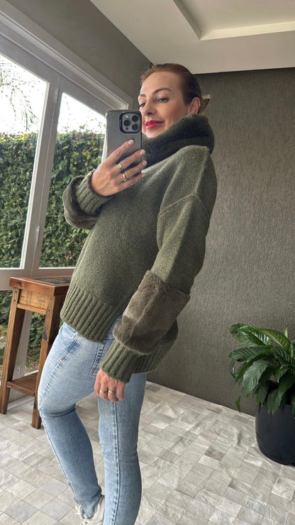 BLUSA COM PELE NO PUNHO E NA GOLA (REMOVÍVEL) FENDA LATERAL