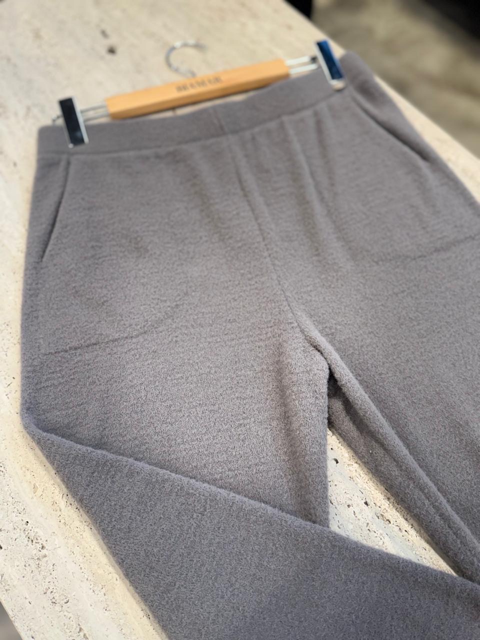 Calça em fio pluma com bolsos laterais e elástico na cintura Biamar 12435