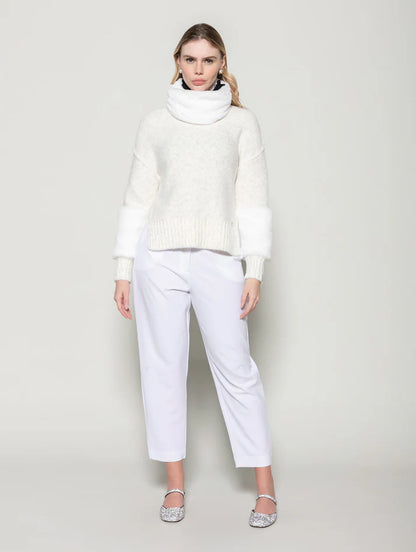 BLUSA COM PELE NO PUNHO E NA GOLA (REMOVÍVEL) FENDA LATERAL